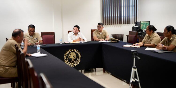Renán Sánchez Tajonar se Reúne con Autoridades Navales para Proteger la Laguna de Bacalar