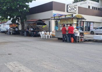 Advierten sanciones por consumo de alcohol en puestos ambulantes y semifijos en Tulum