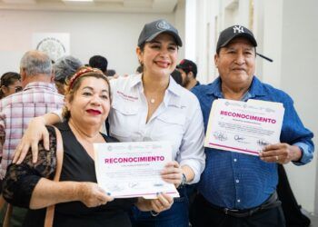 Estefanía Mercado entrega reconocimientos a adultos mayores del programa Vigilantes Ciudadanos