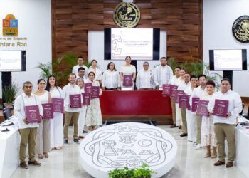 Estefanía Mercado entrega al Cabildo la glosa del Primer Informe de Trabajo de Playa del Carmen