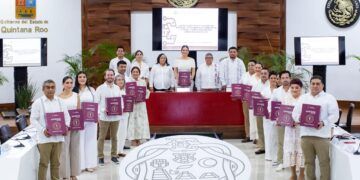 Estefanía Mercado entrega al Cabildo la glosa del Primer Informe de Trabajo de Playa del Carmen