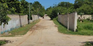 Exigen rehabilitación de la calle Cobá, acceso clave a la Universidad Intercultural Maya de Quintana Roo