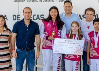Diego Castañón entregó becas deportivas a jóvenes atletas en Tulum