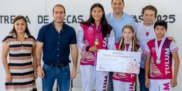 Diego Castañón entregó becas deportivas a jóvenes atletas en Tulum