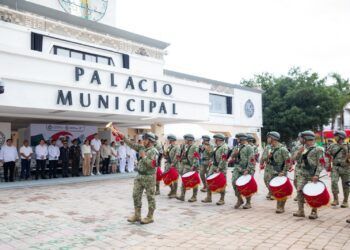 Estefanía Mercado preside el desfile del CCXV Aniversario de la Independencia de México en Playa del Carmen