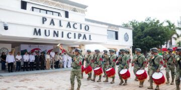 Estefanía Mercado preside el desfile del CCXV Aniversario de la Independencia de México en Playa del Carmen