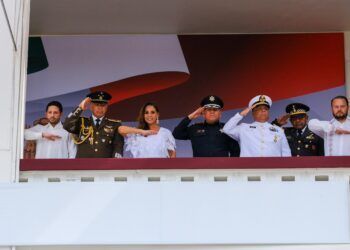 Cercana a la gente y en territorio, Mara Lezama presencia el desfile cívico-militar por el 215 aniversario del inicio de la Independencia de México
