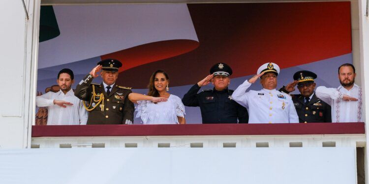 Cercana a la gente y en territorio, Mara Lezama presencia el desfile cívico-militar por el 215 aniversario del inicio de la Independencia de México