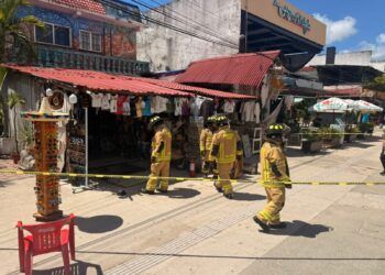 Explosión en avenida Tulum provoca incendio y deja apagón en zona turística