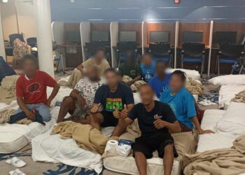Marina brinda atención médica a 10 náufragos rescatados por crucero turístico en el Mar Caribe