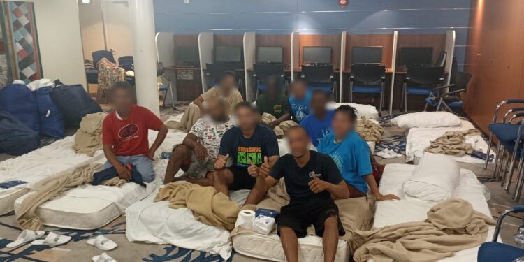 Marina brinda atención médica a 10 náufragos rescatados por crucero turístico en el Mar Caribe