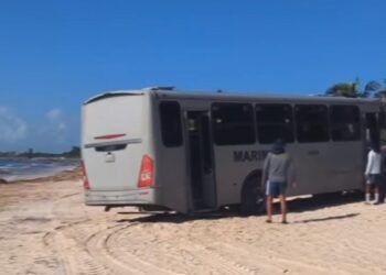 Camión de la Marina queda atascado en playa de Tulum en plena temporada de tortugas