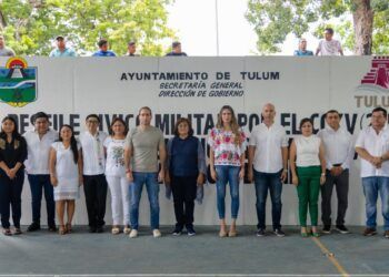 Estudiantes y habitantes de Tulum participan en el tradicional desfile cívico-militar de la Independencia de México