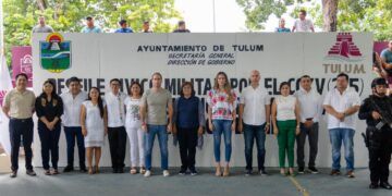 Estudiantes y habitantes de Tulum participan en el tradicional desfile cívico-militar de la Independencia de México