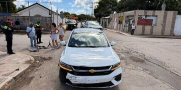 Turistas se pasan un alto y arrollan a motociclista en el centro de Tulum