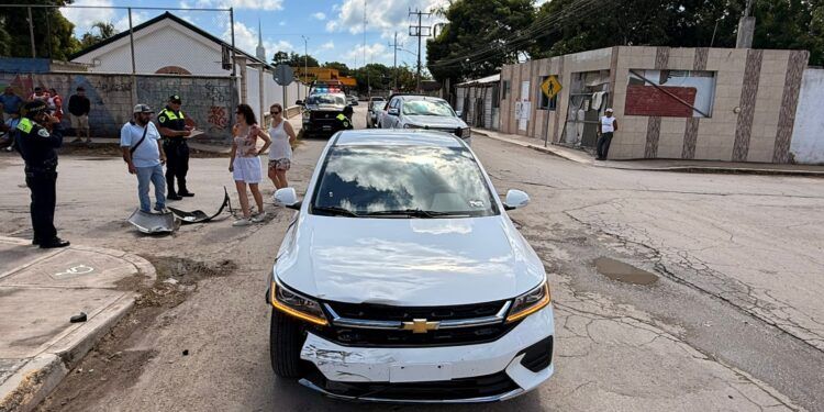 Turistas se pasan un alto y arrollan a motociclista en el centro de Tulum