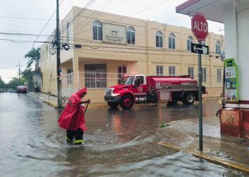 Ayuntamiento de Playa del Carmen intensifica labores de limpieza y desazolve por lluvias