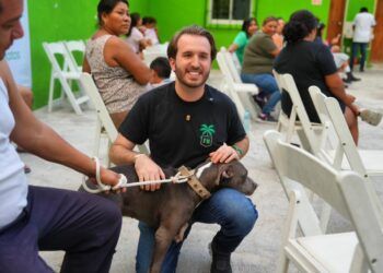 Fernando Muñoz Calero impulsa jornada gratuita de vacunación y atención médica para mascotas en Playa del Carmen