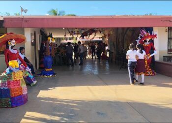 Revaloran tradición del Hanal Pixán en la secundaria Andrés Quintana Roo
