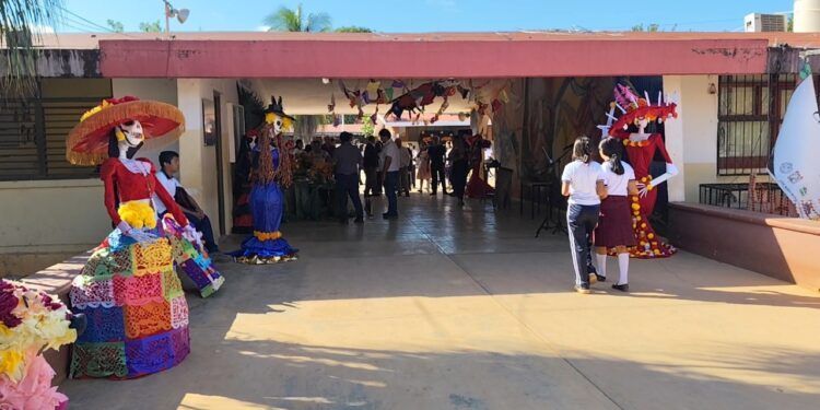 Revaloran tradición del Hanal Pixán en la secundaria Andrés Quintana Roo