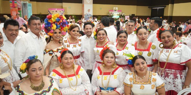 Renán Sánchez Tajonar destaca la unidad y solidaridad de Quintana Roo durante el Desayuno a la Quintanarroense 2025