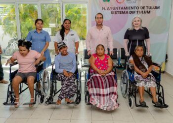 Entregan sillas de ruedas a personas con discapacidad en Tulum