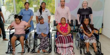 Entregan sillas de ruedas a personas con discapacidad en Tulum