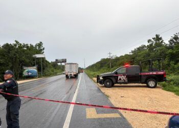 Investigan homicidio de joven hallada con tiro en la cabeza en carretera de Tulum