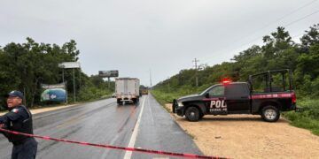 Investigan homicidio de joven hallada con tiro en la cabeza en carretera de Tulum