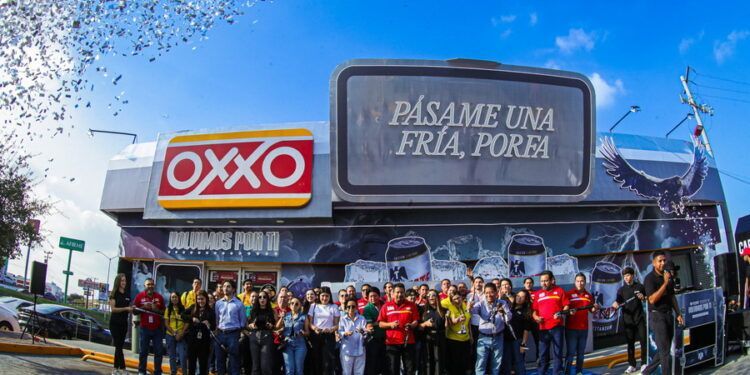 Tecate Titanium celebra su regreso después de 6 años caracterizando los Oxxo’s más importantes de Ciudad de México, Mérida y Monterrey