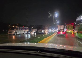 Volcadura de Mustang deja lesionados en el Boulevard Colosio, en Cancún