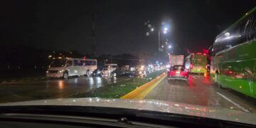 Volcadura de Mustang deja lesionados en el Boulevard Colosio, en Cancún