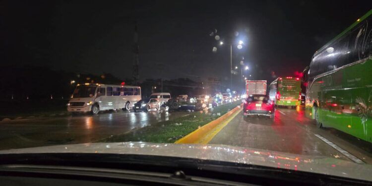 Volcadura de Mustang deja lesionados en el Boulevard Colosio, en Cancún