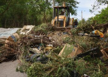 Realizan limpieza profunda de basurero clandestino en Chetumal