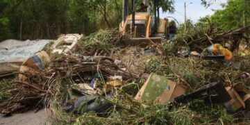 Realizan limpieza profunda de basurero clandestino en Chetumal