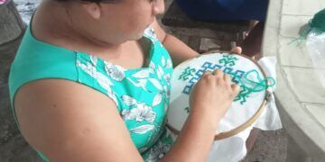 Resisten el bordado tradicional en punto de cruz ante su desaparición generacional