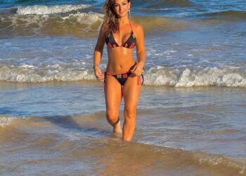 La cantante Maya Karunna, integrante de Caló, disfruta de las playas de Tulum