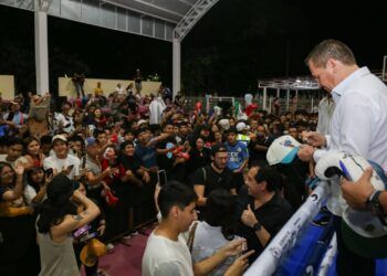 Julio César Chávez inspira a la juventud playense en conversatorio organizado por el Gobierno de Estefanía Mercado