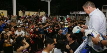 Julio César Chávez inspira a la juventud playense en conversatorio organizado por el Gobierno de Estefanía Mercado
