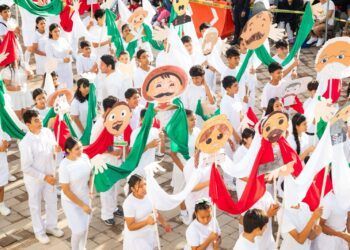 Playenses celebran con un multitudinario desfile el 115 aniversario de la Revolución Mexicana