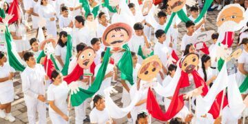 Playenses celebran con un multitudinario desfile el 115 aniversario de la Revolución Mexicana