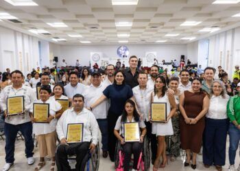 Estefanía Mercado entrega el Premio Municipal del Deporte 2025 acompañada por la leyenda Julio César Chávez