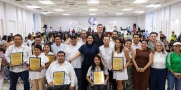Estefanía Mercado entrega el Premio Municipal del Deporte 2025 acompañada por la leyenda Julio César Chávez