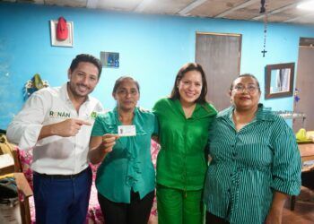 Renán Sánchez Tajonar entrega la primera credencial de afiliación del Partido Verde en Quintana Roo