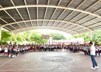 Renán Sánchez Tajonar destaca el compromiso de la gobernadora Mara Lezama con la educación de Cozumel