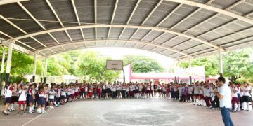Renán Sánchez Tajonar destaca el compromiso de la gobernadora Mara Lezama con la educación de Cozumel