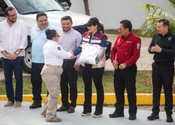Estefanía Mercado entrega uniformes a Protección Civil y anuncia incremento salarial histórico para Bomberos