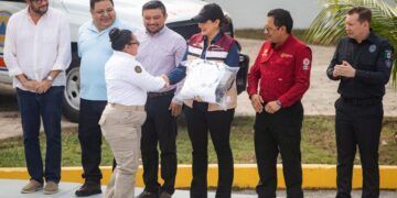 Estefanía Mercado entrega uniformes a Protección Civil y anuncia incremento salarial histórico para Bomberos