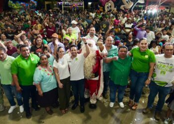 Renán Sánchez Tajonar celebra posada con las familias de Cozumel