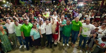 Renán Sánchez Tajonar celebra posada con las familias de Cozumel